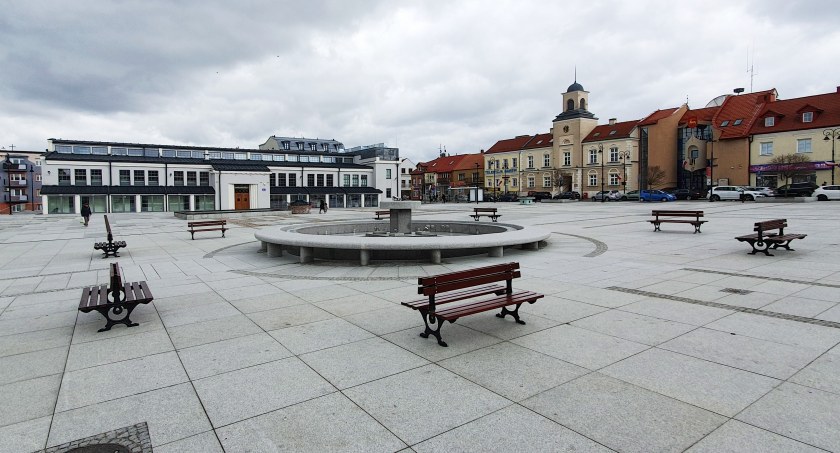 Malowidło, wyspy zieleni, projektory i ławeczka Bielickiej w innym miejscu! Co zmieni się na Starym Rynku? 
