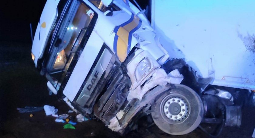 Wypadek na S61. Ciężarówka uderzyła w osobowego volkswagena