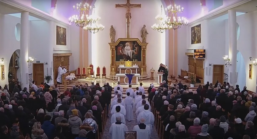 [NA ŻYWO] Chrystus na krzyżu umiera! Transmisja Liturgii Męki Pańskiej