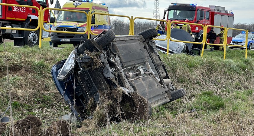 Pojazd nauki jazdy przebił barierki i wylądował w rowie. Dwie osoby w szpitalu [FOTO]