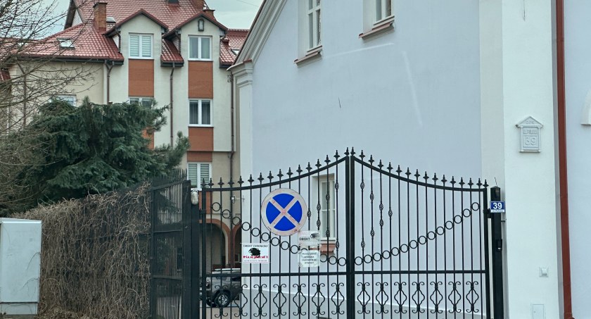Nieletnia dziewczyna wypadła z okna