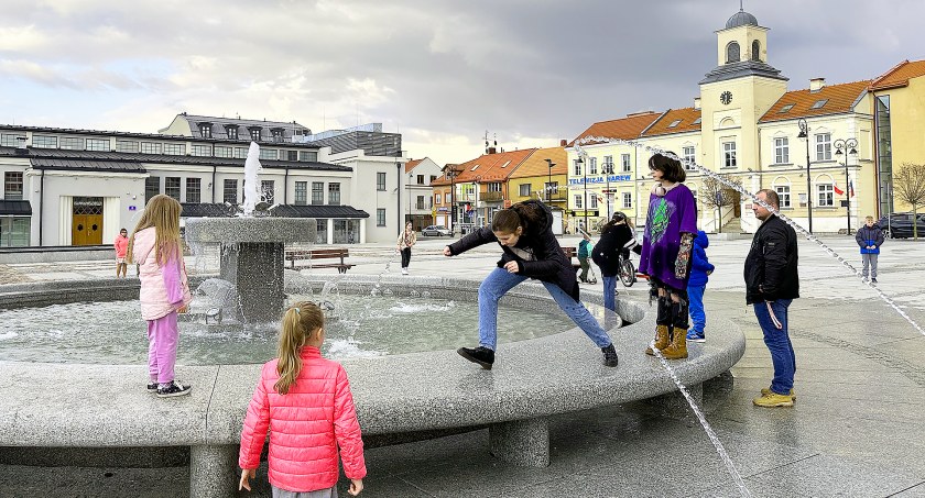 Fontanna na Starym Rynku na śmigusa-dyngusa cieszy małych i dużych [FOTO]
