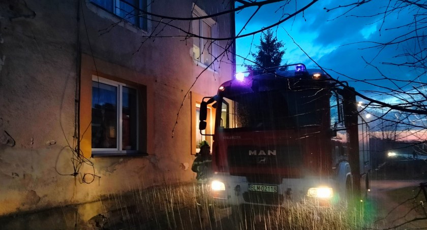 Pożar w Konarzycach i iskrząca instalacja elektryczna w Nowogrodzie, czyli Świąteczne interwencje strażaków