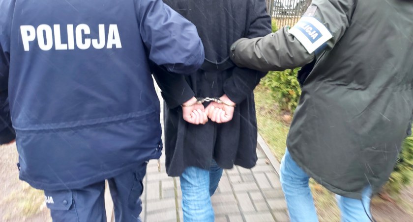 Pijany 50-latek z suszem roślinnym chciał wręczyć policjantom prawie 32 tys. zł łapówki