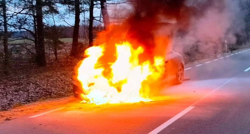 Pożar na drodze. Strażacy musieli gasić samochód [FOTO i VIDEO]