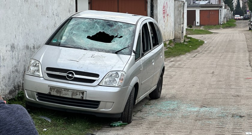 Demolka przy jednostce w Łomży. Ktoś zniszczył samochód