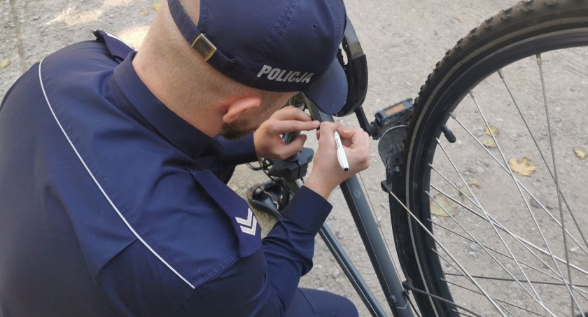 Łomżyńscy policjanci zachęcają do znakowania rowerów