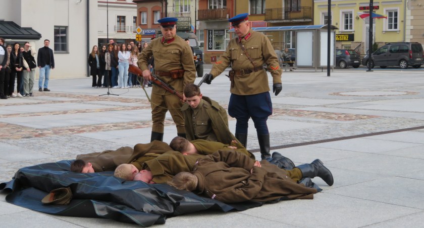 Dzień Pamięci Ofiar Zbrodni Katyńskiej na Starym Rynku [FOTO]
