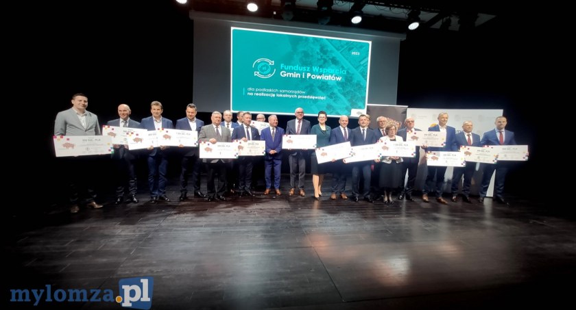 Wręczenie czeków z Funduszu Wsparcia Gmin i Powiatów w Hali Kultury [VIDEO I FOTO]