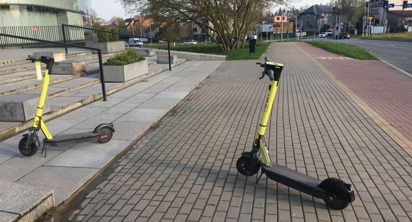 Nieprawidłowe parkowanie, czyli hulajnogi elektryczne blokujące przestrzeń pieszych [FOTO]