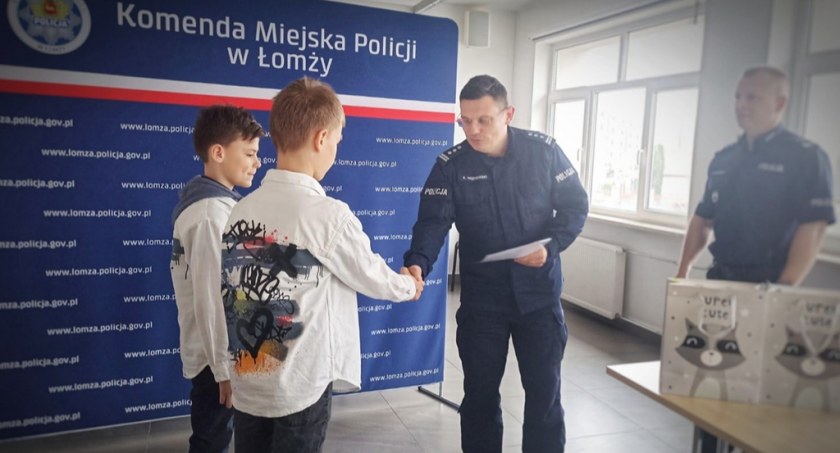 Łomża. Komendant podziękował chłopcom, którzy przekazali policji znalezione pieniądze