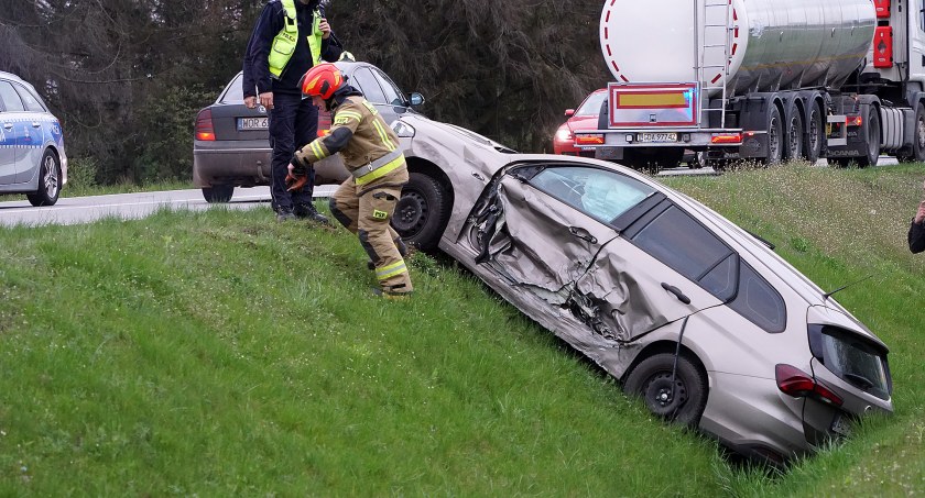 Auto z dzieckiem wypadło z drogi. Zderzenie dwóch pojazdów na obwodnicy Konarzyc [FOTO]