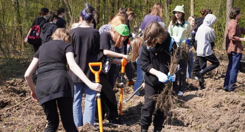Sadzenie drzew z udziałem uczniów z Państwowego Liceum Sztuk Plastycznych