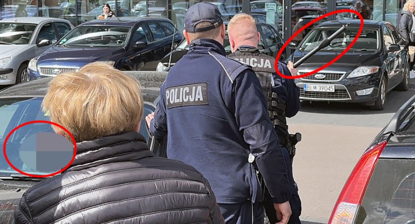 Policjanci z Łomży wybili szybę w samochodzie, by ratować starszą kobietę [VIDEO i FOTO]