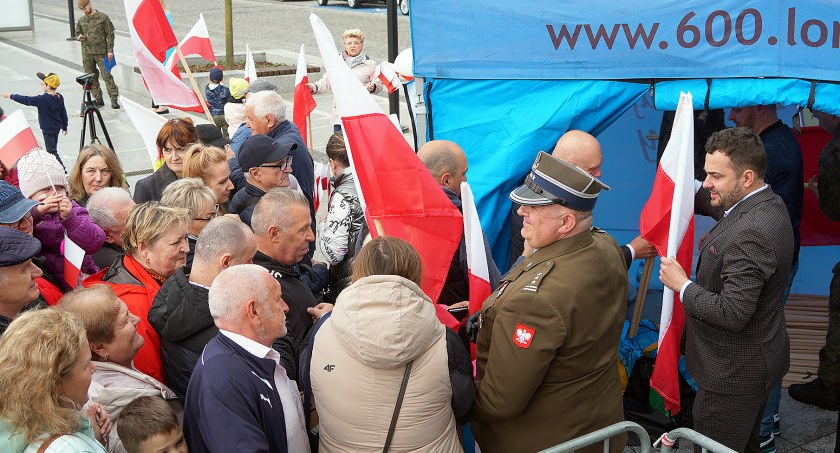 300 flag dla łomżan! Uroczyste podniesienie flagi i biało-czerwony piknik na Starym Rynku [VIDEO i FOTO]