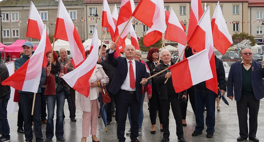  “Niech żyje Polska, niech żyje Łomża!” Wiceminister Lech Kołakowski rozdawał flagi [VIDEO i FOTO]
