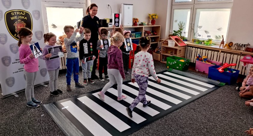 Straż miejska z wizytą u przedszkolaków [FOTO]
