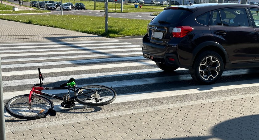 Wypadek na Rondzie Solidarności w Łomży. Młody rowerzysta trafił do szpitala [FOTO]