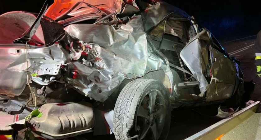 Auto wypadło z drogi. To mogło skończyć się znacznie gorzej [FOTO]