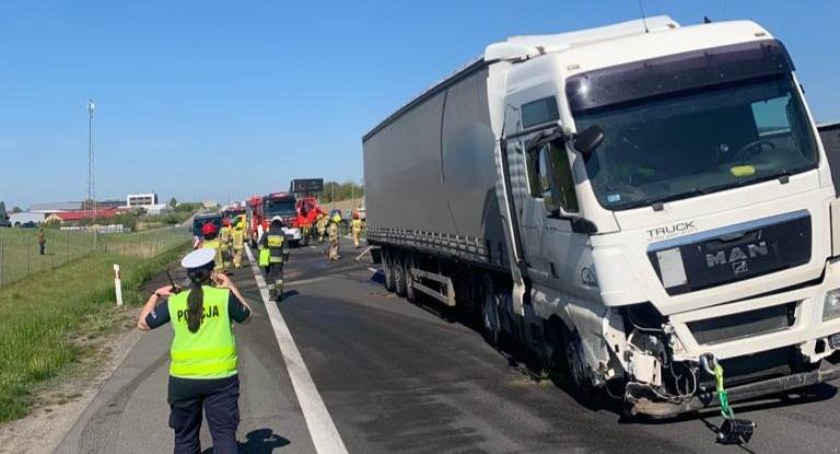 Trzy pojazdy zderzyły się na drodze w kierunku Białegostoku [AKTUALIZACJA]