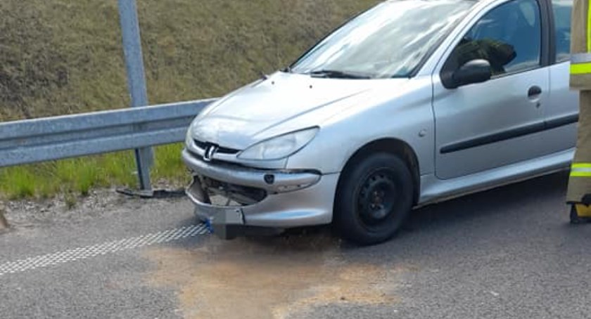 Kolizja samochodu z wystrzeloną oponą [FOTO]
