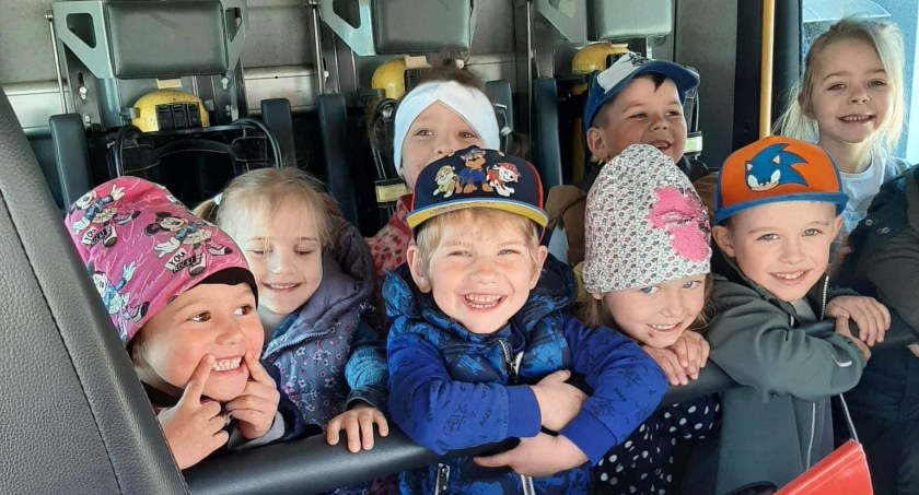Przedszkole Samorządowe przy Zespole Szkolno-Przedszkolnym w Piątnicy z wizytą w remizie strażackiej [FOTO]