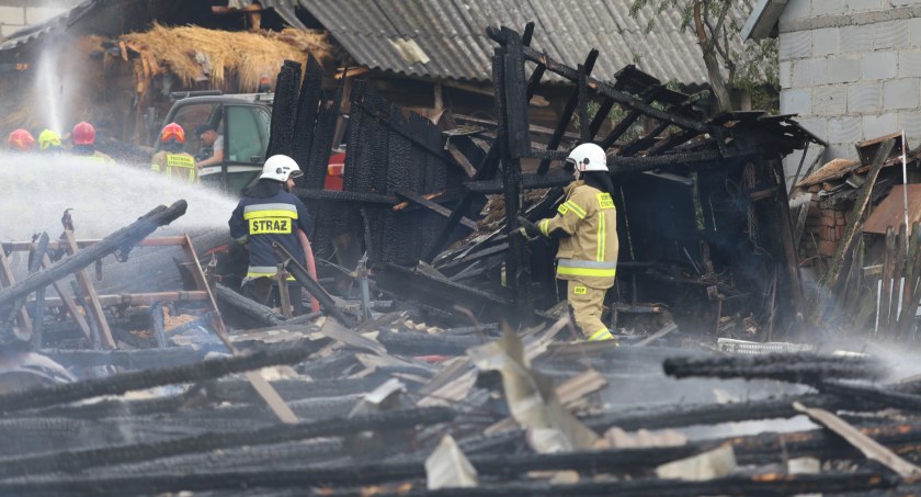 Pożar w gminie Nowogród. Spłonęły trzy stodoły [FOTO]