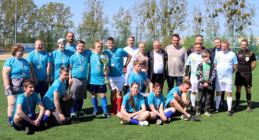 Mecz integracyjny pomiędzy Urzędem Miejskim a Zespołem Szkół Specjalnych w Łomży [FOTO]