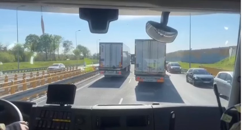 S8. Zablokowali korytarz życia. Strażacy publikują nagranie [VIDEO]