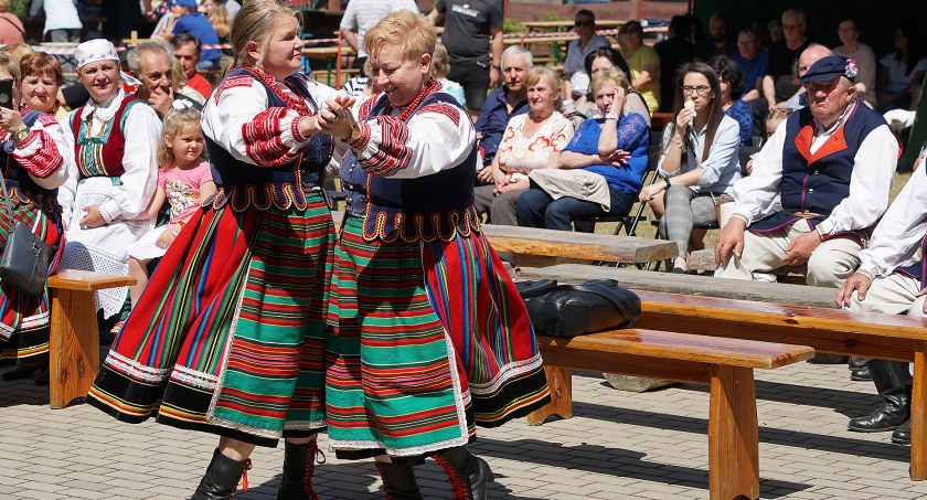 W Dobrym Lesie trwa Regionalny Przegląd Kapel, Śpiewaków i Gawędziarzy Ludowych [FOTO]