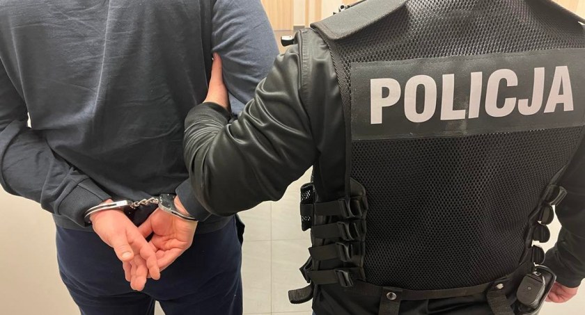 Pościg za pijanym kierowcą w gminie Miastkowo! 40-latek uderzył w drzewo i schował się w zbożu