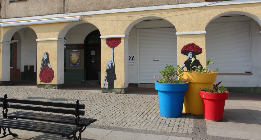 Nowy mural na filarach kamienicy przy ul. Farnej [FOTO]
