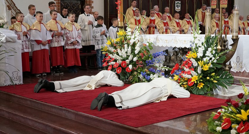 Święcenia kapłańskie w diecezji łomżyńskiej. Mamy dwóch nowych księży [FOTO]