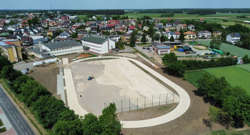 Jedwabne. Przebudowa kompleksu sportowego przy ZSS dobiega końca [FOTO]