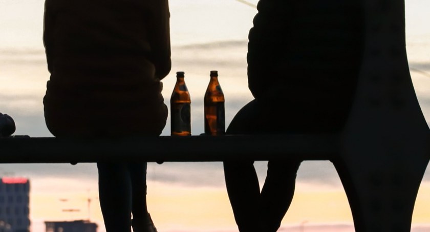 Łomża. Kupił nastolatkom alkohol na oczach policjantów. 