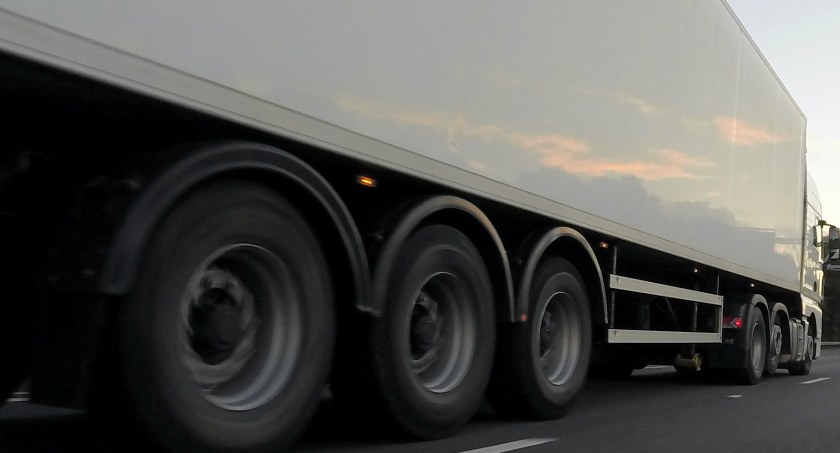 Pijany kierowca tira jechał całą szerokością jezdni 