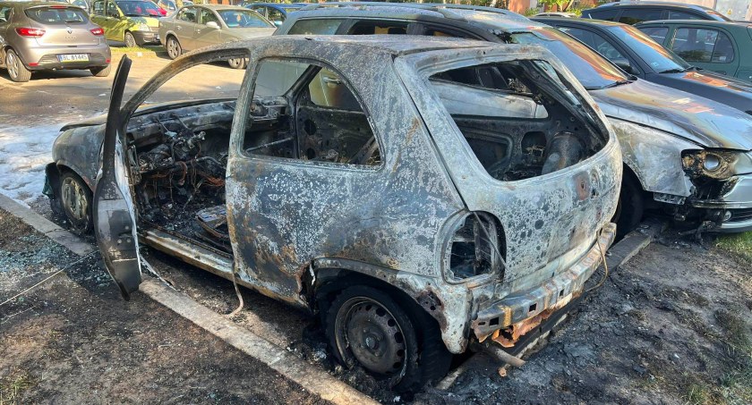 Nocny pożar w Łomży. Spłonął osobowy opel