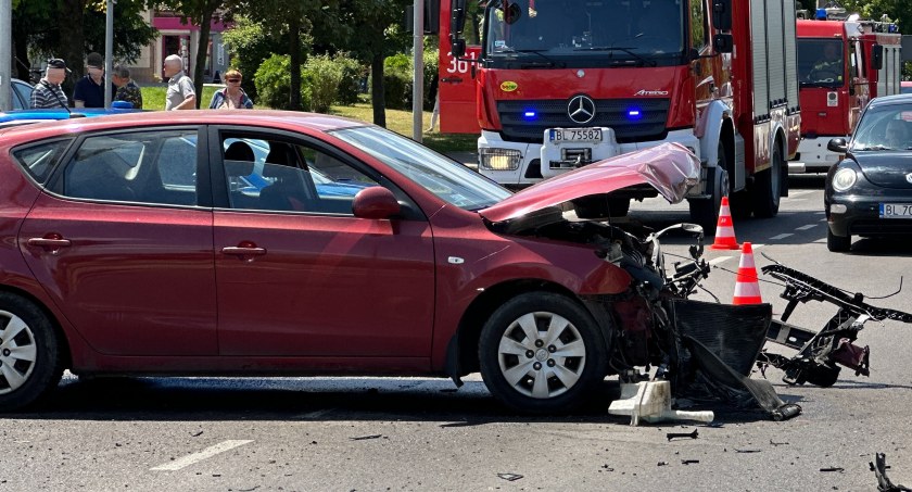 Wypadek na Piłsudskiego. Kierowcy zderzyli się przy szpitalu [FOTO]