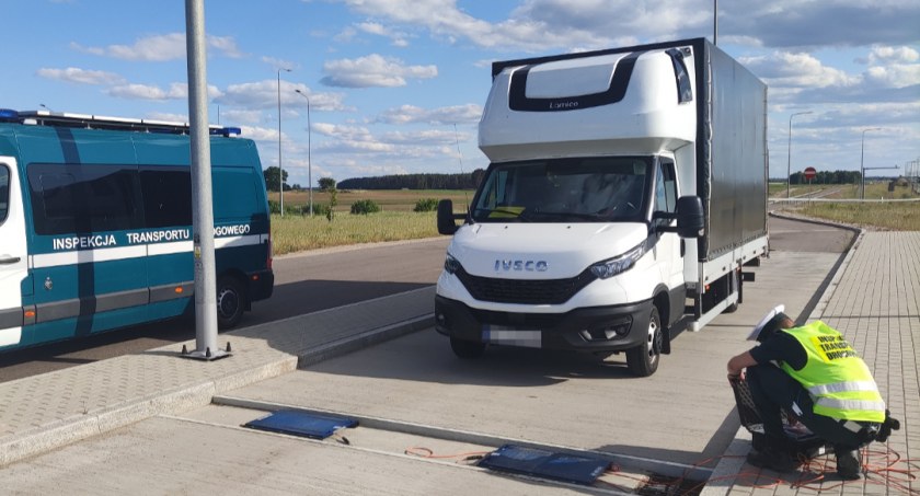 Za ciężki bus na S61. Kierowca wiózł przesyłki