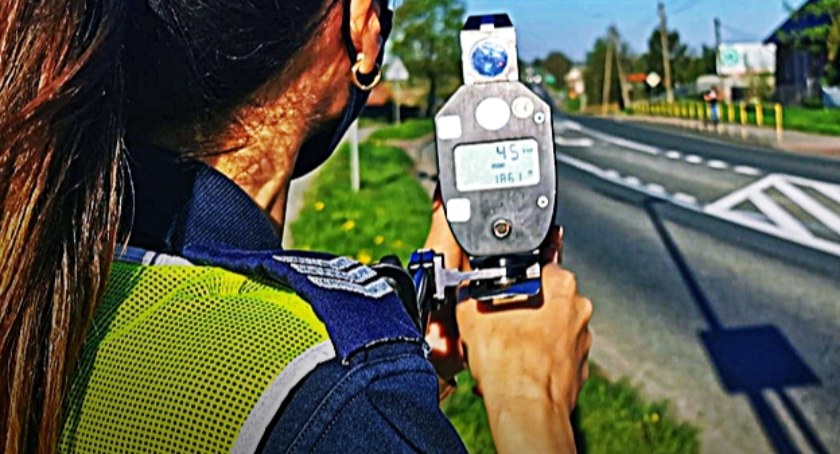 Policjanci kontrolują prędkość
