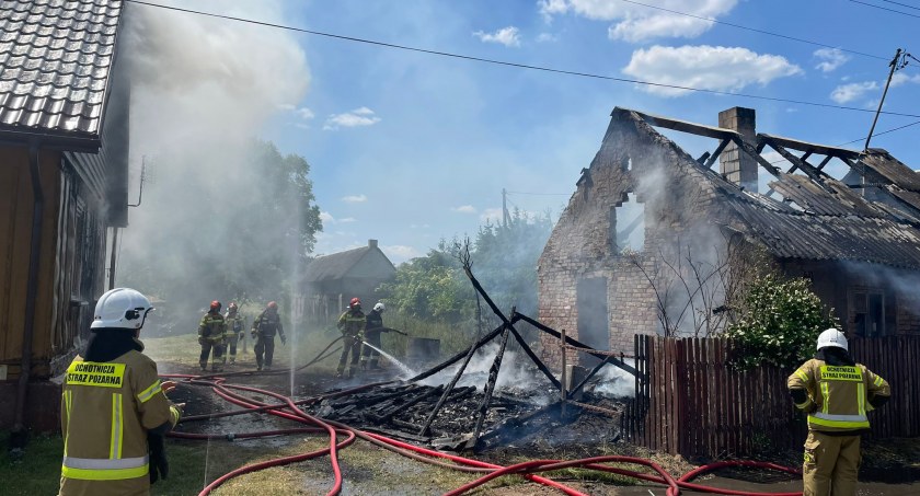 Pożar dwóch budynków w gminie Piątnica [FOTO]