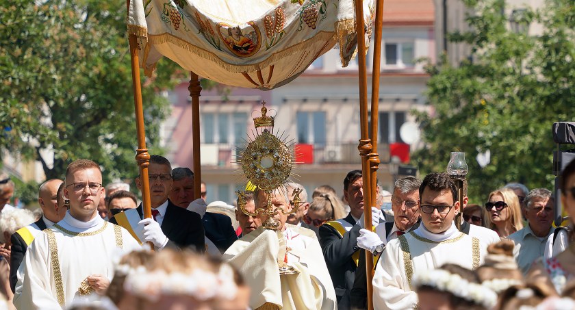 Boże Ciało 2023. Wielka procesja wiernych z Katedry i Klasztoru Kapucynów w Łomży [FOTO i VIDEO]