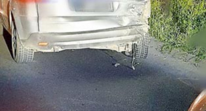 Pijany kierowca uderzył w jadące przed nim auto, a następnie uciekł z miejsca zdarzenia