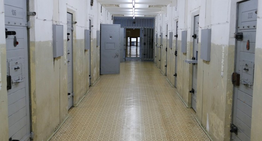74-letni kierowca z blisko 3. promilami. Zatrzymano go dzięki obywatelskiej postawie
