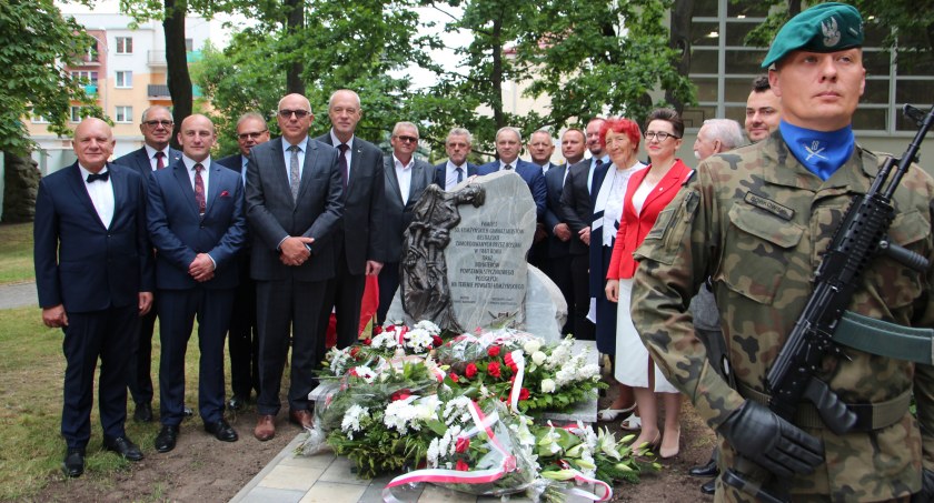 Odsłonięcie obelisku upamiętniającego 50. łomżyńskich gimnazjalistów zamordowanych przez Rosjan [FOTO]