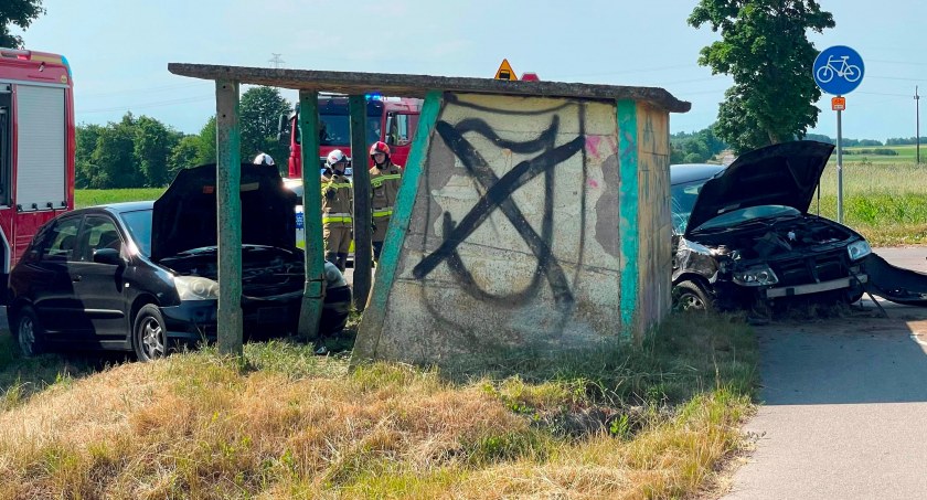 Kraksa na drodze wojewódzkiej. Pojazdy zderzyły się tuż obok przystanku! [FOTO]