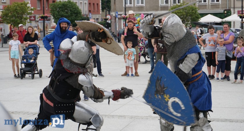 Rycerze na Starym Rynku w Łomży. Trwa średniowieczny jarmark [FOTO]
