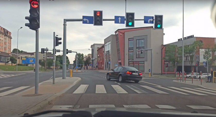 Ze środkowego pasa skręcił w lewo [VIDEO]
