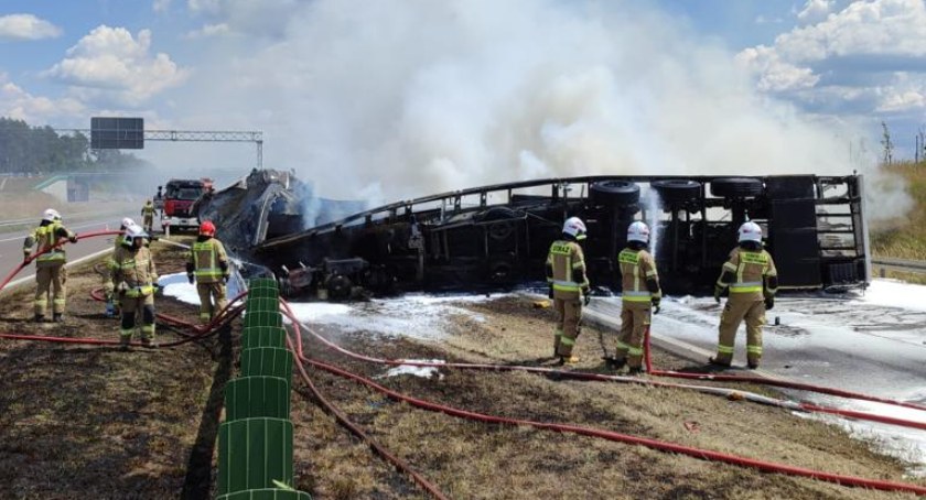 Groźne zdarzenie na S8. Ciężarówka stanęła w płomieniach [FOTO]