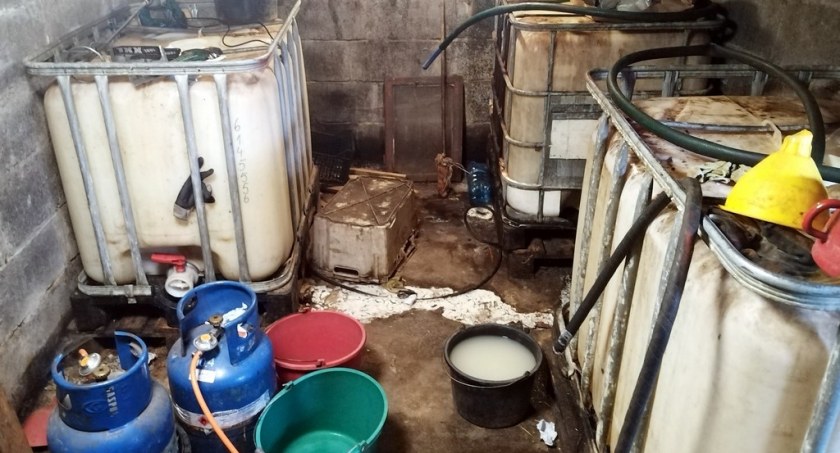 Zlikwidowano bimbrownię, w której przejęto blisko 170 litrów nielegalnego alkoholu [FOTO]
